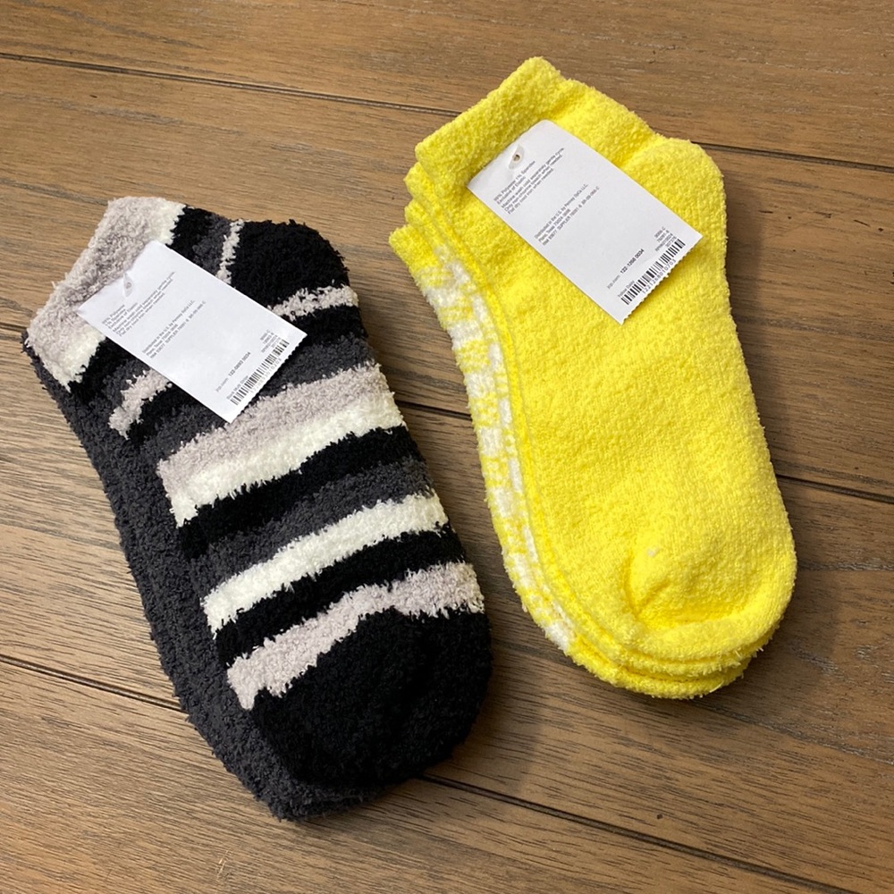 4 pairs of Night and Day super cozy socks!!!